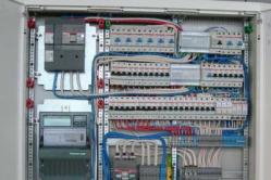 Standardet evropiane të instalimeve elektrike, instalimi i bazave dhe çelsave