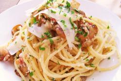 Спагетти карбонара с добавлением куриного мяса